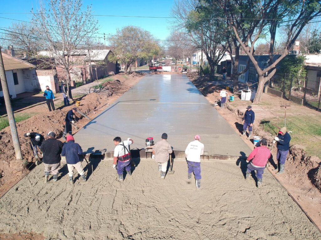 Siguen las obras en la ciudad: El Municipio pavimentó una nueva cuadra en el barrio Malvinas Argentinas