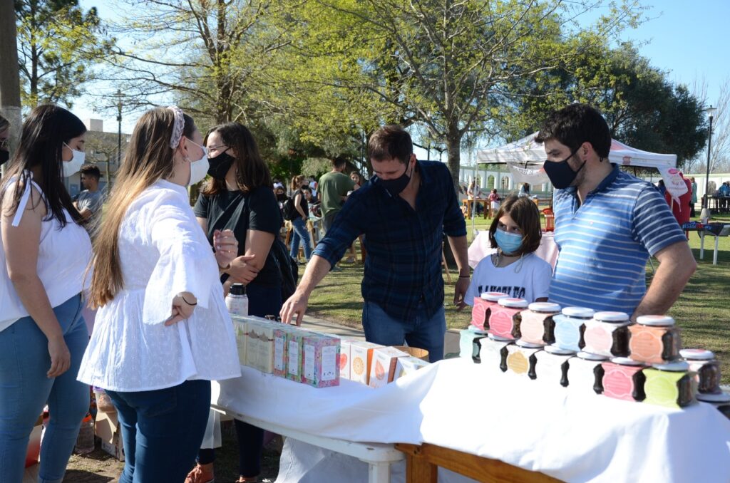 “Venado Celebra las Juventudes” copó plaza Italia con espectáculos y la Red de Jóvenes Emprendedores