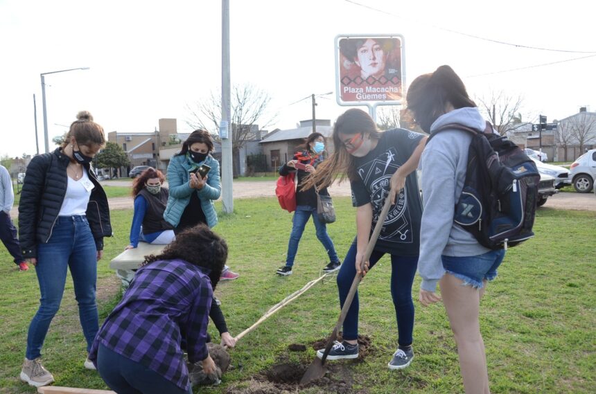 Estudiantes plantaron árboles en plaza Macacha Güemes como parte del proyecto “Respir-arg”