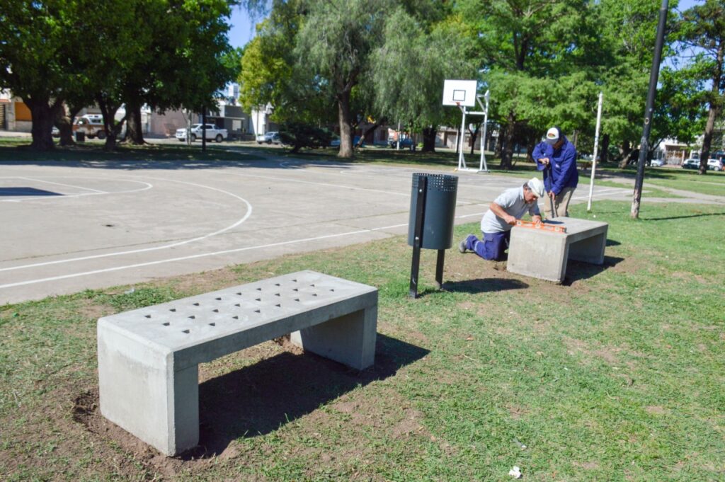 Se renuevan los espacios de todos: ahora impulsan obras de mantenimiento en la plaza de la Democracia