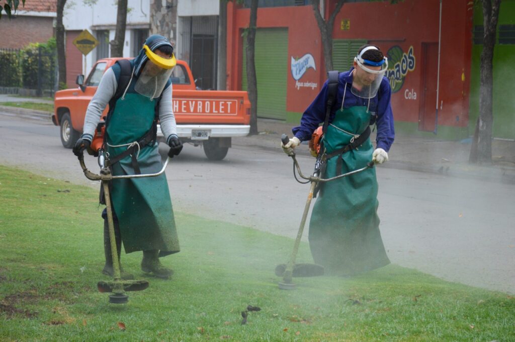 El Gobierno municipal avanza con tareas de desmalezado y poda en distintos puntos de la ciudad