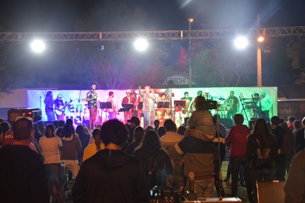 Una noche especial: los vecinos disfrutaron de un picnic con espectáculos en el Prado de María