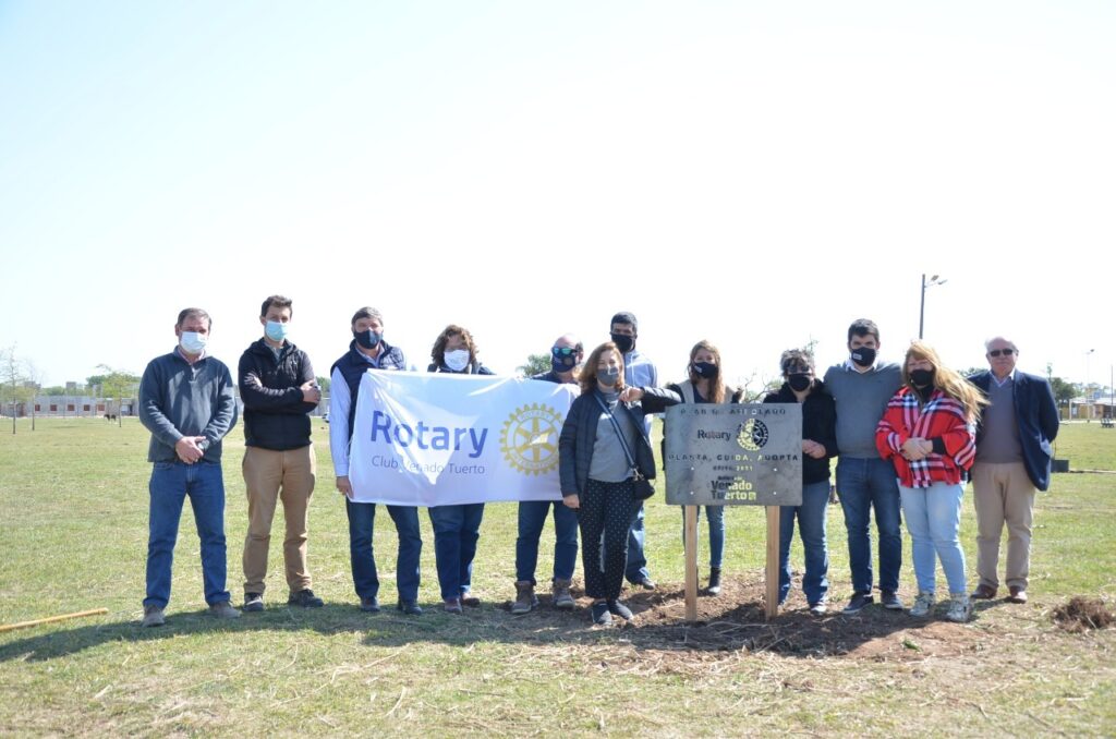 El Gobierno municipal y Rotary Club Venado Tuerto plantaron cien árboles en plaza “Papa Francisco”
