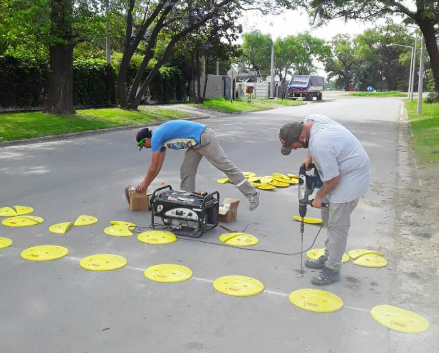 Mayor prevención: el Gobierno municipal avanza con la instalación de reductores de velocidad plásticos