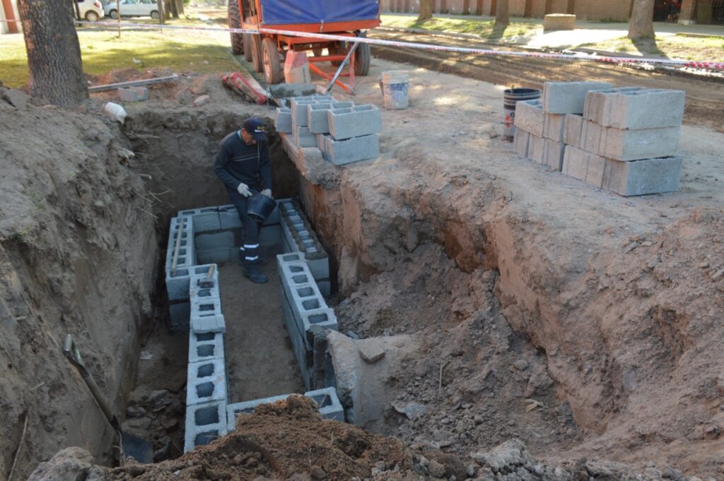 Fuerte trabajo municipal en la construcción y limpieza de sumideros