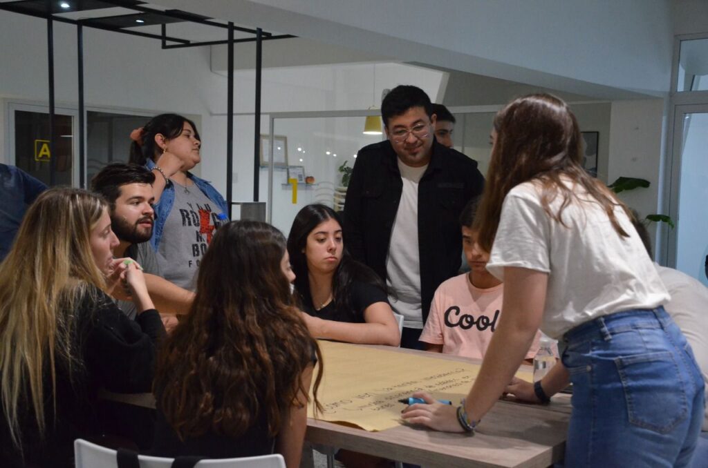 Más de medio centenar de participantes en el encuentro “Tomátelo en Serio: Jóvenes y Nocturnidad”