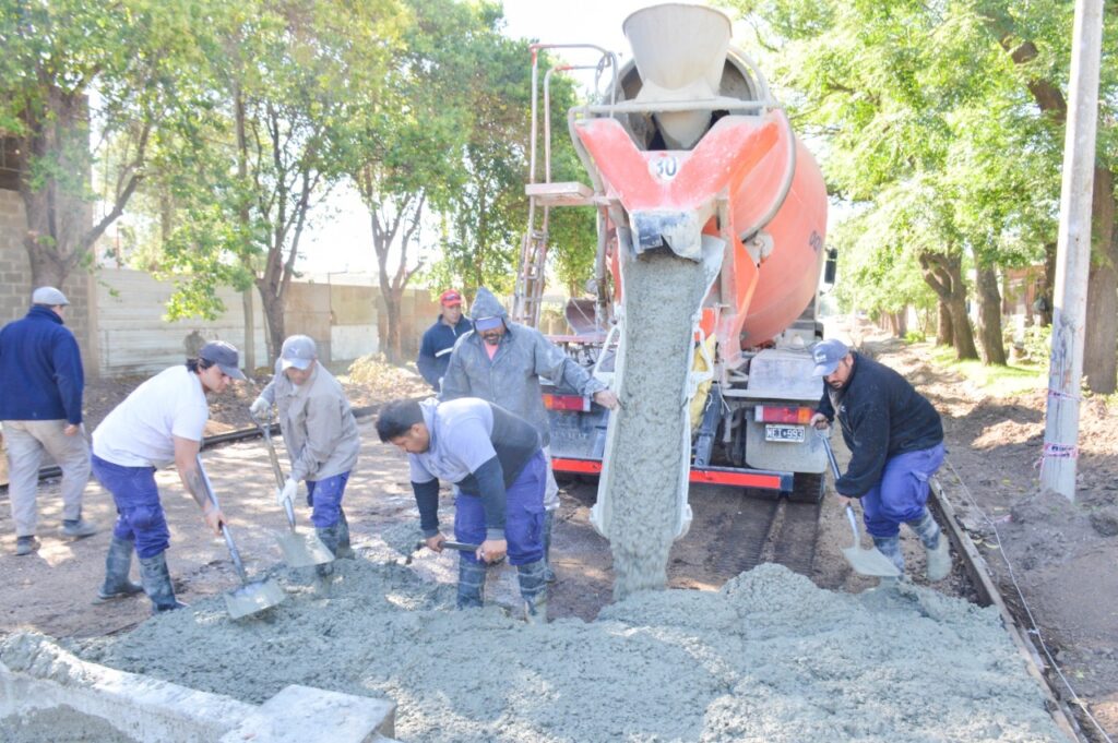 El Gobierno Municipal pavimenta una nueva cuadra en barrio Malvinas Argentinas