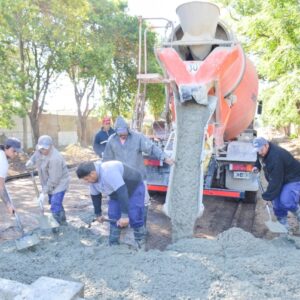 El Gobierno Municipal pavimenta una nueva cuadra en barrio Malvinas Argentinas