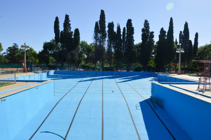 El Gobierno Municipal prepara la pileta del Parque Municipal para ofrecer a los vecinos un lugar a disfrutar en el verano