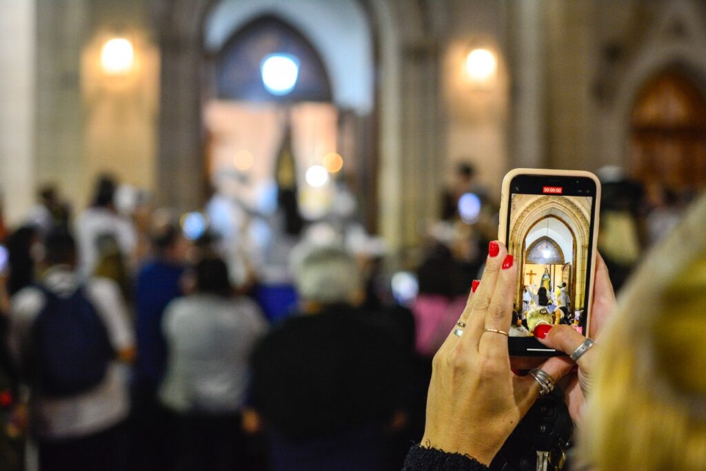 Una multitud acompañó el cierre del Concierto por la Paz 2021 y esperó hasta la medianoche la salida de la Virgen