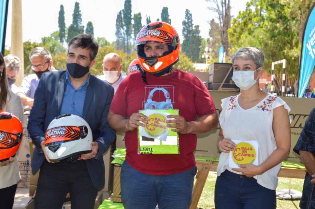 Aumenta la prevención: entrega de cascos para que más motociclistas realicen sus trabajos con mayor protección en la ciudad