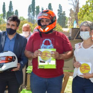 Aumenta la prevención: entrega de cascos para que más motociclistas realicen sus trabajos con mayor protección en la ciudad