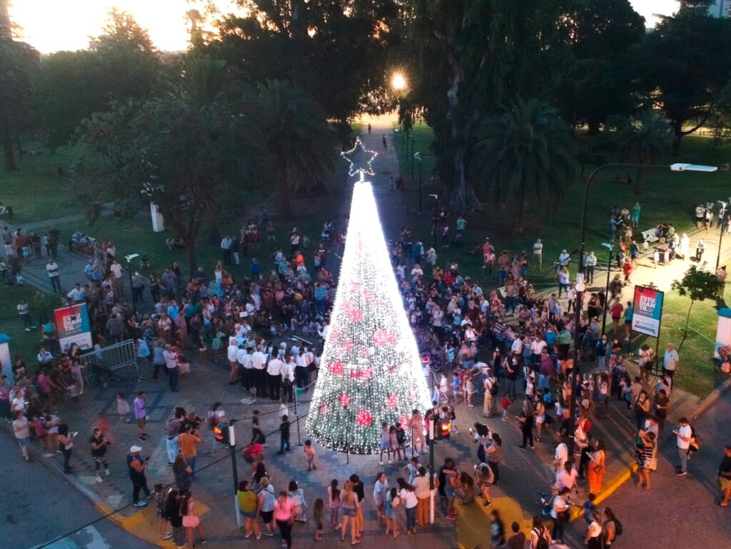 Las luces del arbolito se encendieron con los mejores deseos