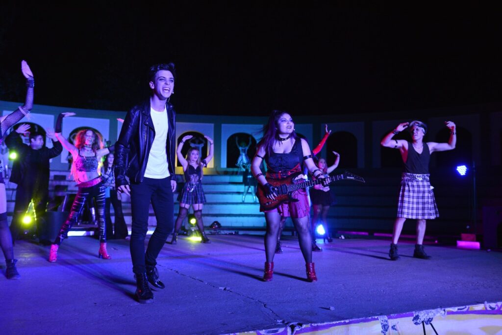 La Escuela Municipal de Teatro Musical deslumbró con la puesta de “We will rock you” en plaza Italia