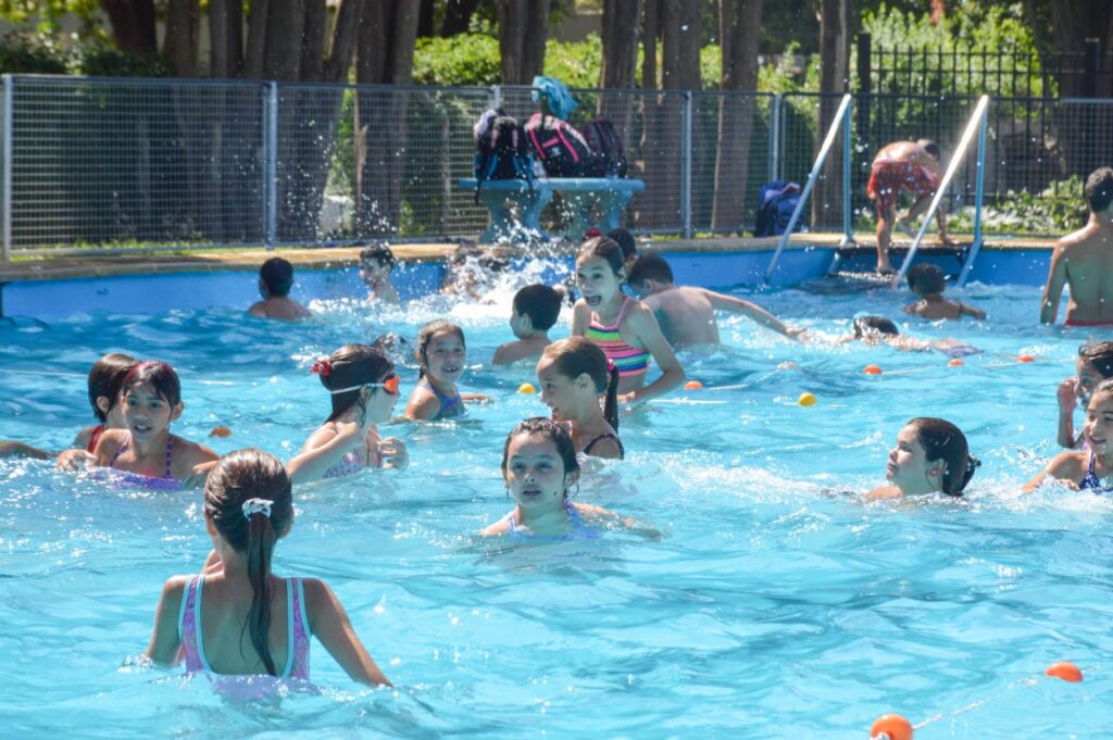 La pileta del Parque Municipal continúa siendo la elegida por muchos vecinos para disfrutar del verano en la ciudad