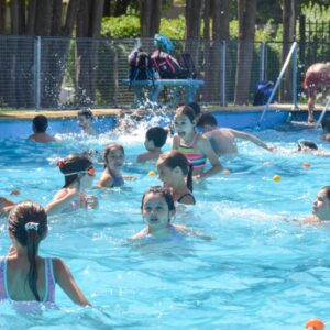 La pileta del Parque Municipal continúa siendo la elegida por muchos vecinos para disfrutar del verano en la ciudad