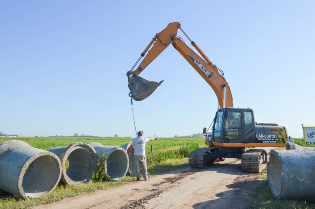 Obras en tiempos de sequía: el Municipio ejecuta un importante desagüe en laguna Agataura