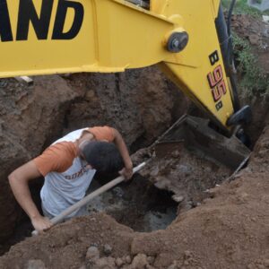 El Gobierno Municipal trabaja en la construcción de cordón cuneta y mantenimiento de calles El Gobierno Municipal trabaja en la construcción de cordón cuneta y mantenimiento de calles