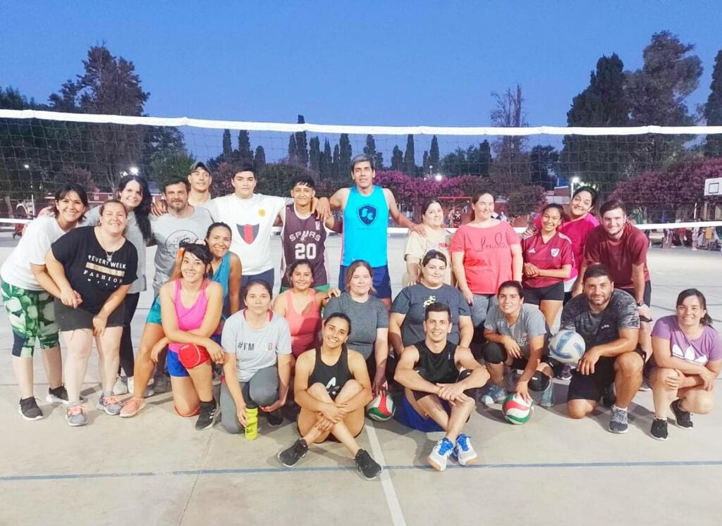 Martes y jueves: Voley mixto recreativo en el playón del Parque Municipal