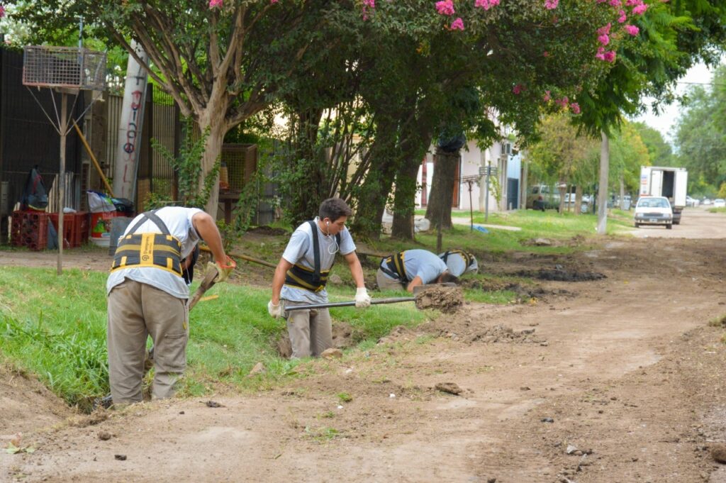 Sostenido trabajo municipal de limpieza de desagües y cunetas