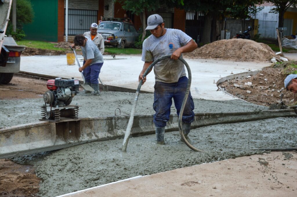 Equipos municipales avanzan en trabajos de hormigonado de cordones cuneta y centros de bocacalle