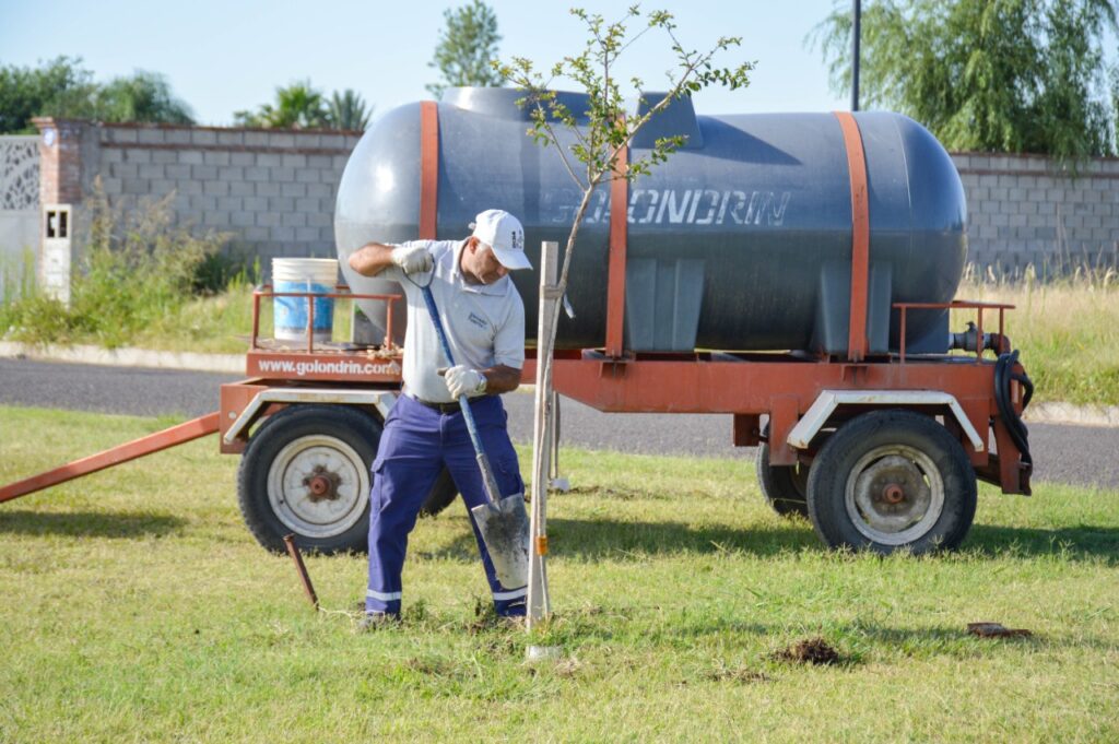 Continúa el trabajo municipal apuntando al mantenimiento de plazas y paseos