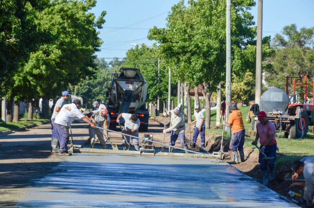 Desde el Gobierno municipal se apunta a pavimentar en 2022 más de una cuadra por semana