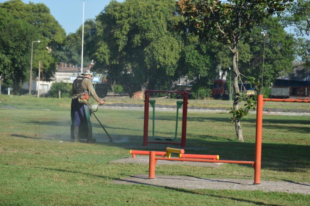 Intenso trabajo municipal de desmalezado y poda en los barrios de la ciudad