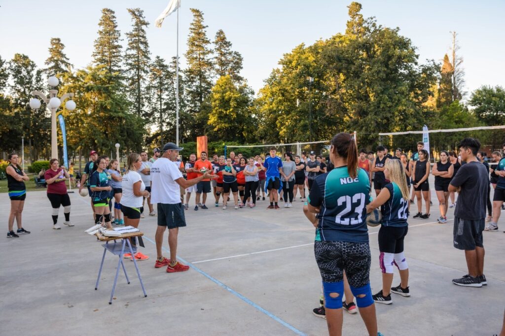El Gobierno de Venado Tuerto organizó un torneo de vóley mixto en el Parque Municipal