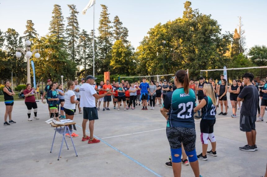El Gobierno de Venado Tuerto organizó un torneo de vóley mixto en el Parque Municipal