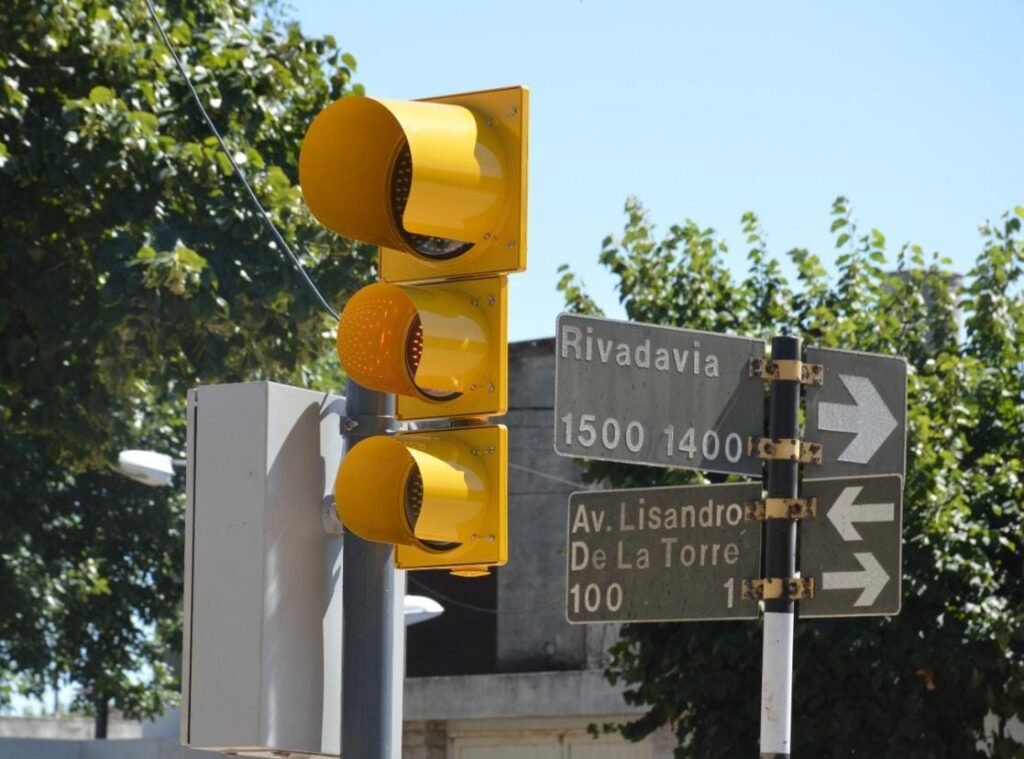 Atención a los vecinos: el Municipio instaló semáforos en la esquina de Lisandro de la Torre y Rivadavia