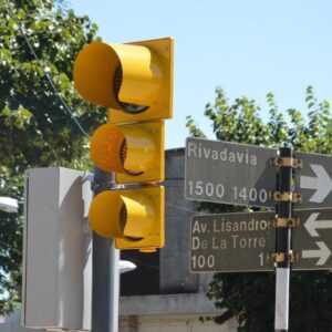Atención a los vecinos: el Municipio instaló semáforos en la esquina de Lisandro de la Torre y Rivadavia