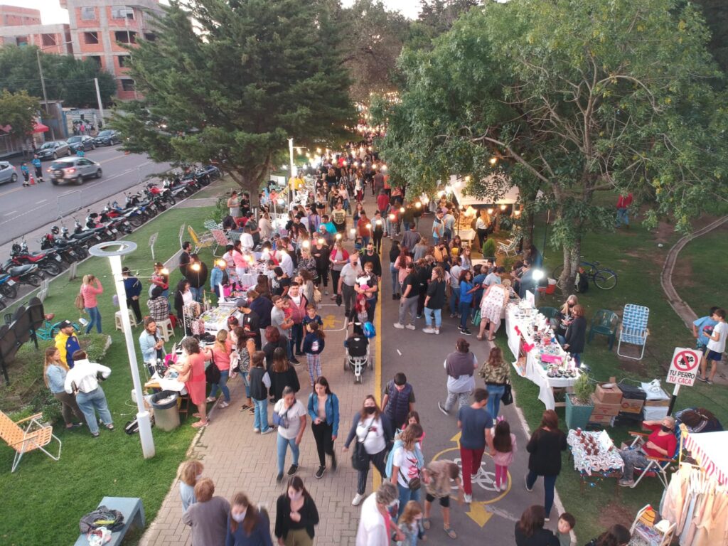 Con emprendedores, cervecerías y artistas se desarrolló una nueva edición del “Paseo de la Ciudad”