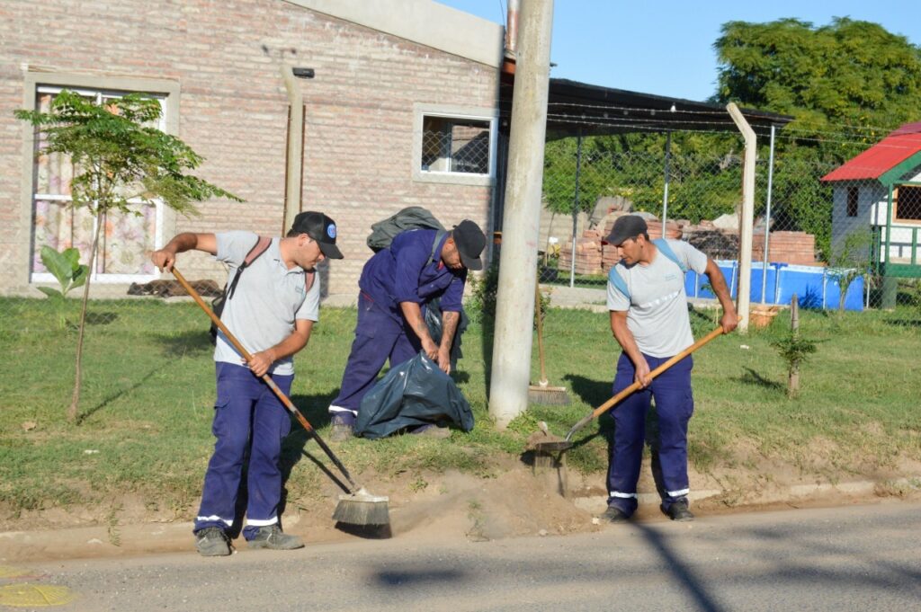 El Municipio profundiza las labores de poda, desmalezado y barrido de calles