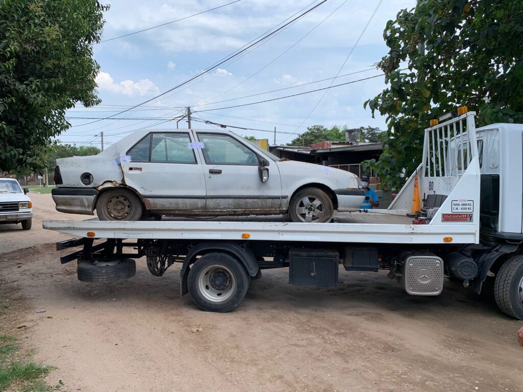 El Municipio realizó un nuevo operativo de retiro de autos abandonados en la vía pública