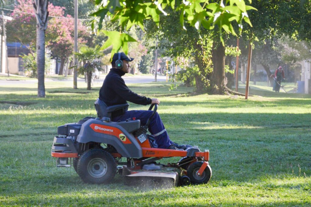 Poda, desmalezado y limpieza: un trabajo que se multiplica día a día en la ciudad