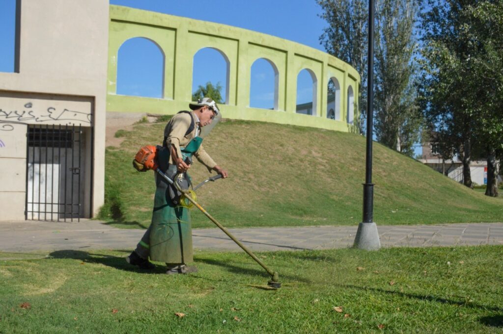 Intenso trabajo municipal en el cuidado de plazas y plazoletas