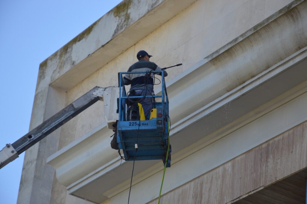 Comenzaron a realizarse tareas de limpieza en la fachada del Centro Cultural Municipal