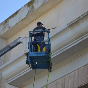 Comenzaron a realizarse tareas de limpieza en la fachada del Centro Cultural Municipal