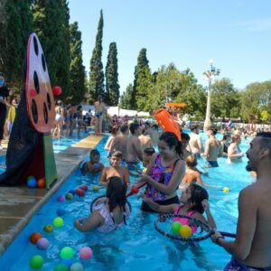 Jornadas familiares en el natatorio del Parque Municipal General Belgrano