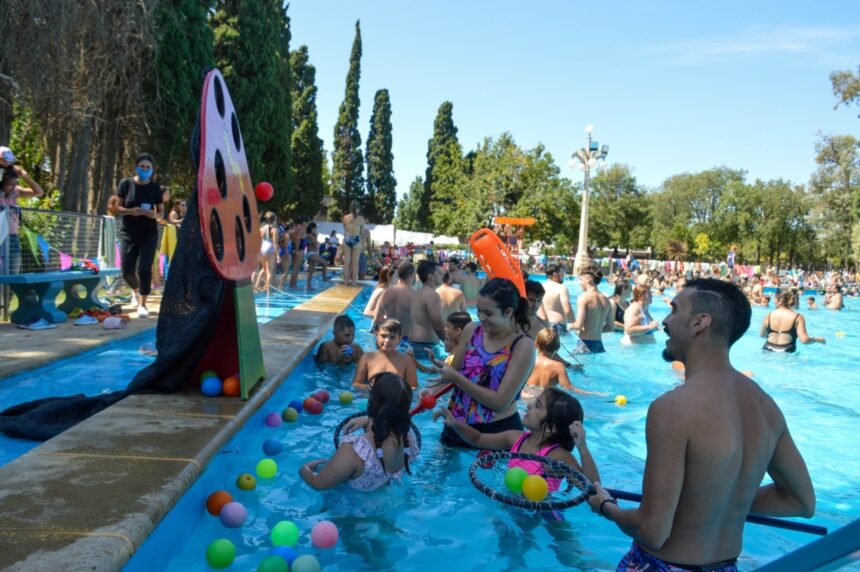 Jornadas familiares en el natatorio del Parque Municipal General Belgrano