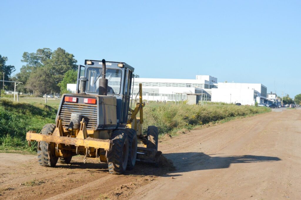 Fuerte trabajo municipal para acondicionar calles de calzada natural