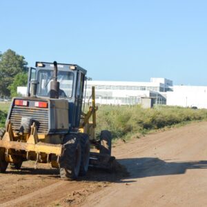 Fuerte trabajo municipal para acondicionar calles de calzada natural