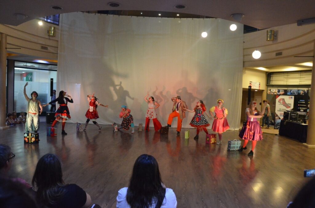 Intervención artística de la Escuela Municipal de Teatro Musical celebrando su 19º aniversario