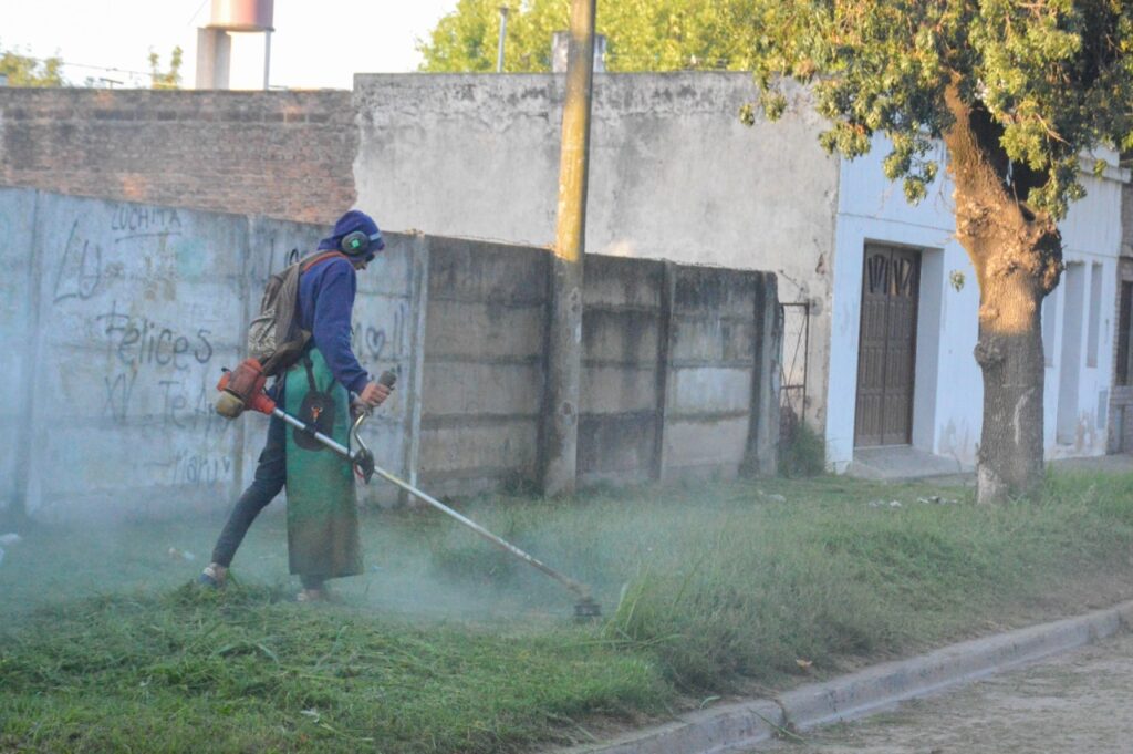 Intenso trabajo de poda, desmalezado y limpieza en toda la ciudad