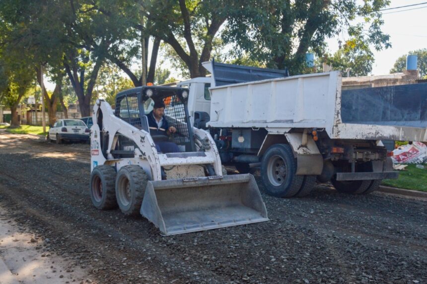 Fuerte trabajo municipal de perfilado y colocación de piedra en calles de calzada natural