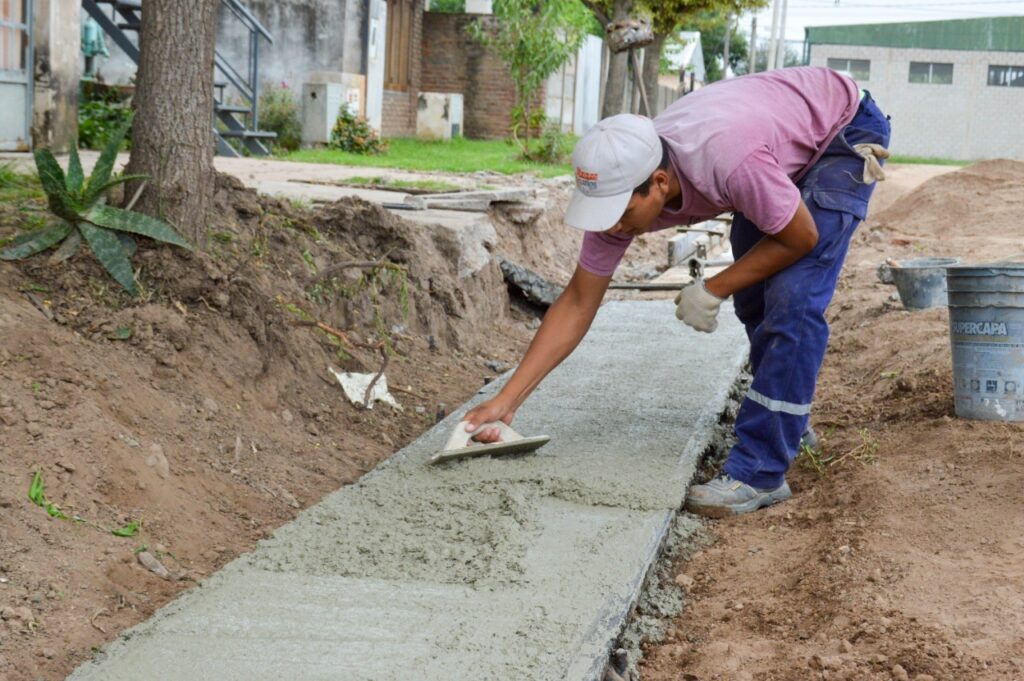 Pavimento y mantenimiento de calles: avanzan las cuadrillas municipales con más trabajo