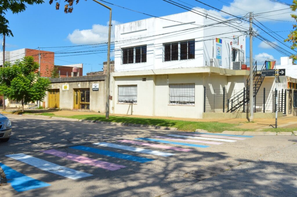 Pintaron senda peatonal por los derechos del colectivo LGBTI
