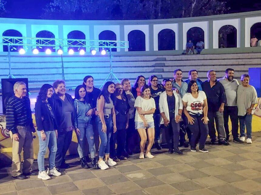 Presentación del Taller Municipal de Canto en plaza Italia