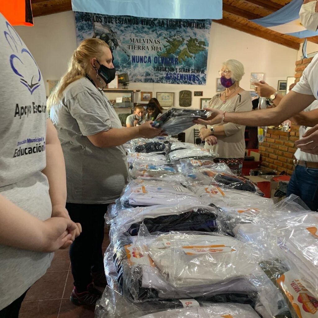 La campaña “Vuelta al Cole” entregó 860 uniformes y 685 kits escolares